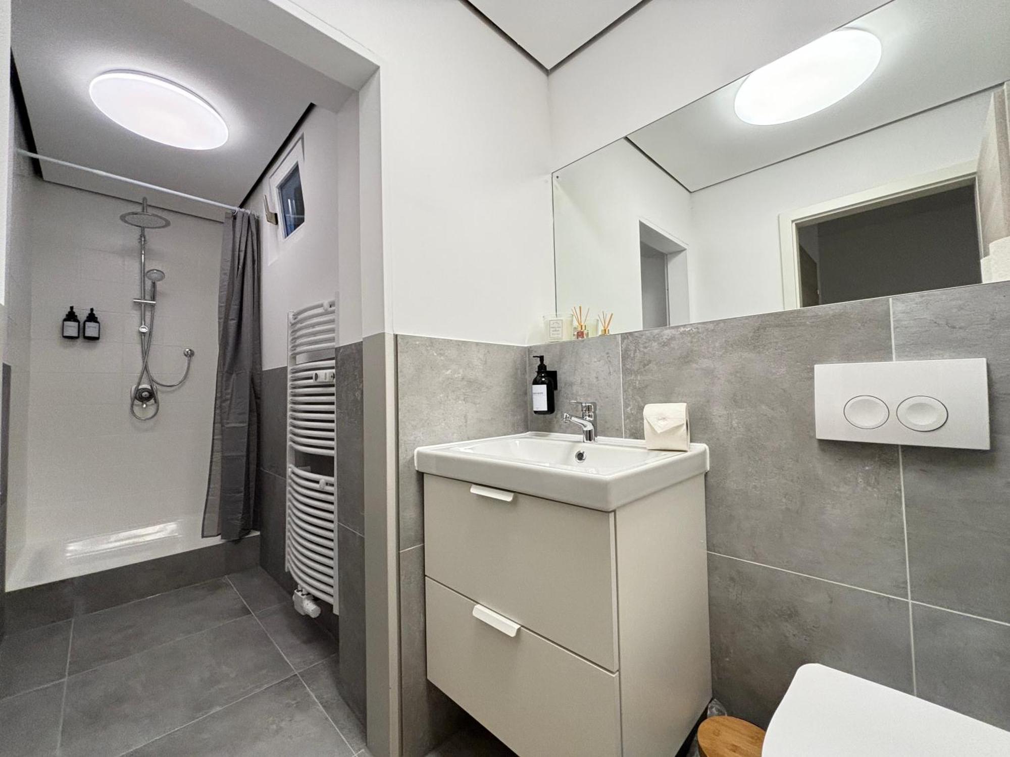 140Qm - 4 Zimmer- Parkplatz - Autobahn - Blauer See - Mallibase Apartments 가르브센 외부 사진